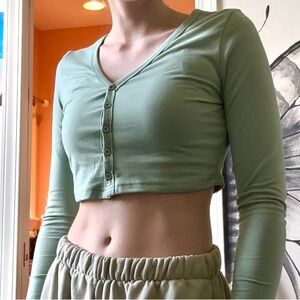 Women’s cropped long sleeve green button up shirt
